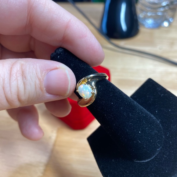 14 karat Yellow Gold and Australian Opal Ring - Picture 2 of 13